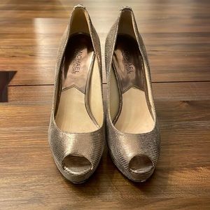 MICHAEL Michael Kors Ericka Platform Metallic Pumps Size 7